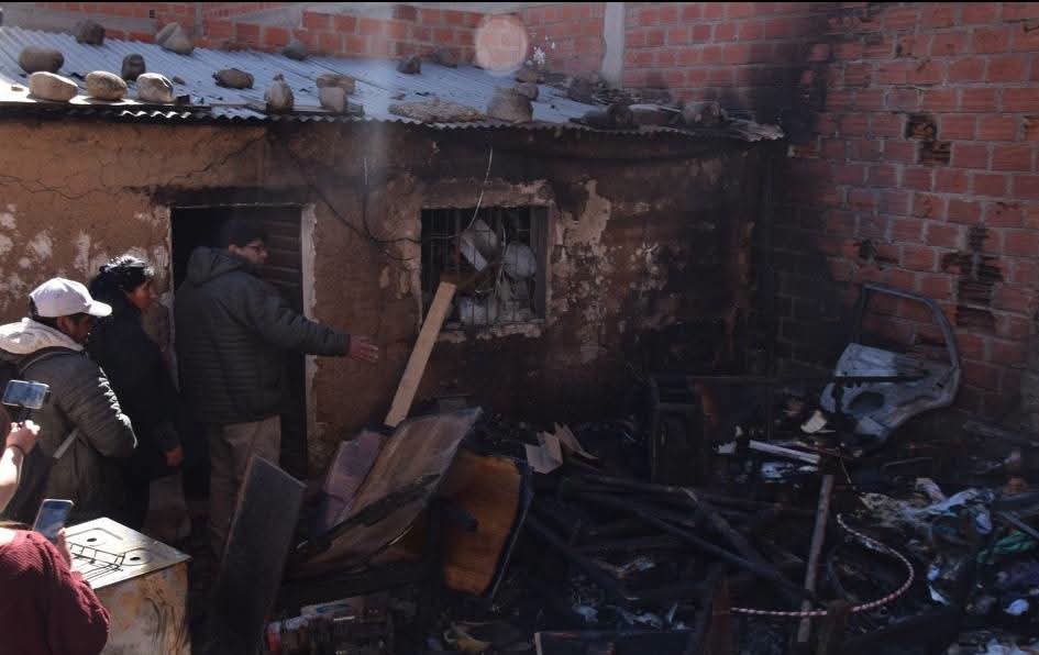Alcaldía de El Alto garantiza reconstrucción y apoyo integral a familia afectada por un incendio en el Distrito 1