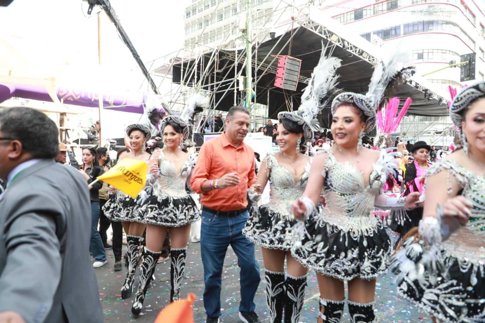 El gobernador Luis Revilla presencia la fiesta del Gran Poder y resalta la tradición paceña