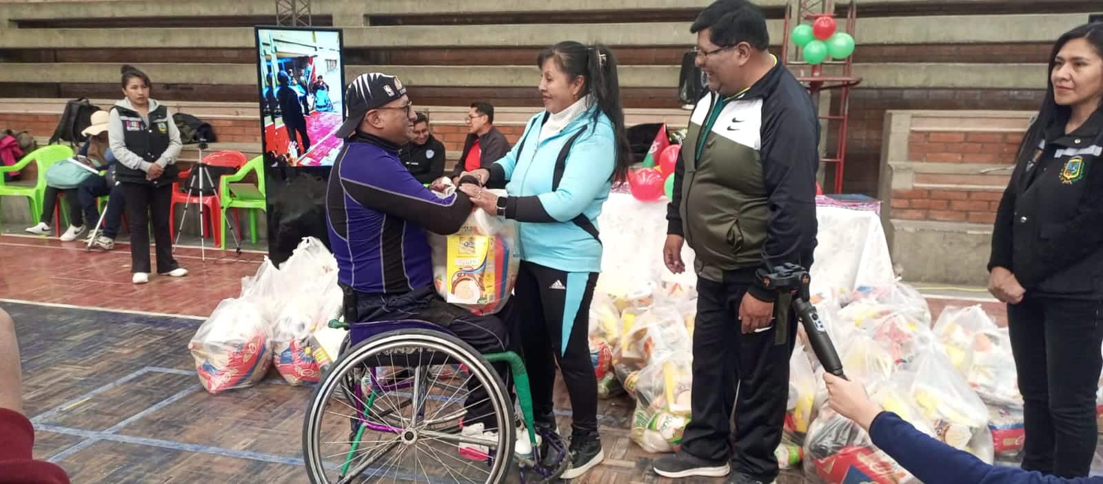 El Gobierno Municipal de El Alto entrega víveres y vestimenta deportiva a la Asociación Municipal de Deporte Integrado