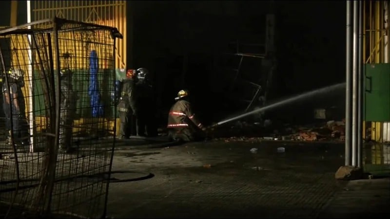 Roban equipamiento a bomberos durante la atención del incendio en Barrio Lindo Foto: Red Uno
