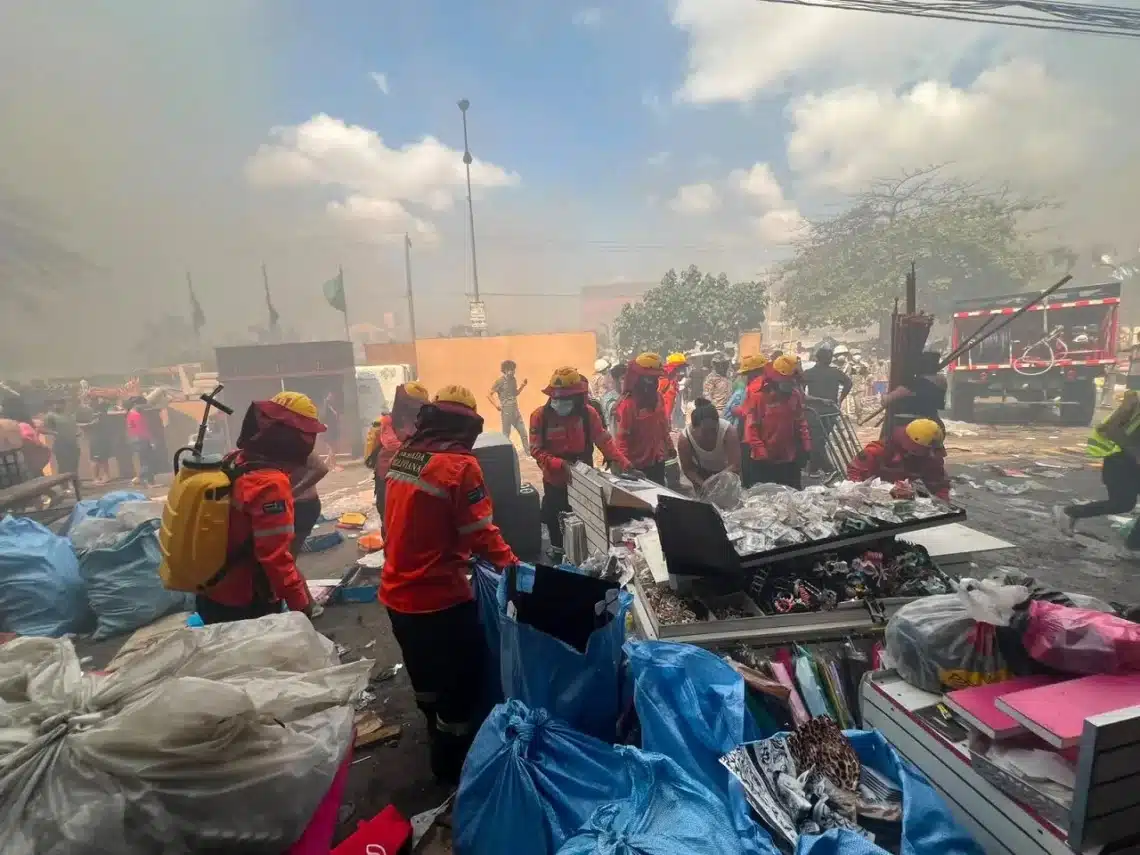 El Gobierno prioriza la reactivación económica de los damnificados tras sofocar el incendio en Barrio Lindo Foto: Ministerio de Defensa