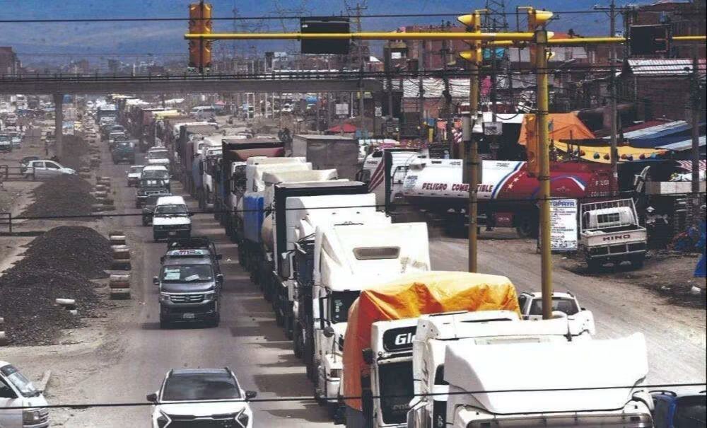 El transporte internacional exige reunión con el presidente Rodrigo Paz tras la eliminación del subsidio al diésel