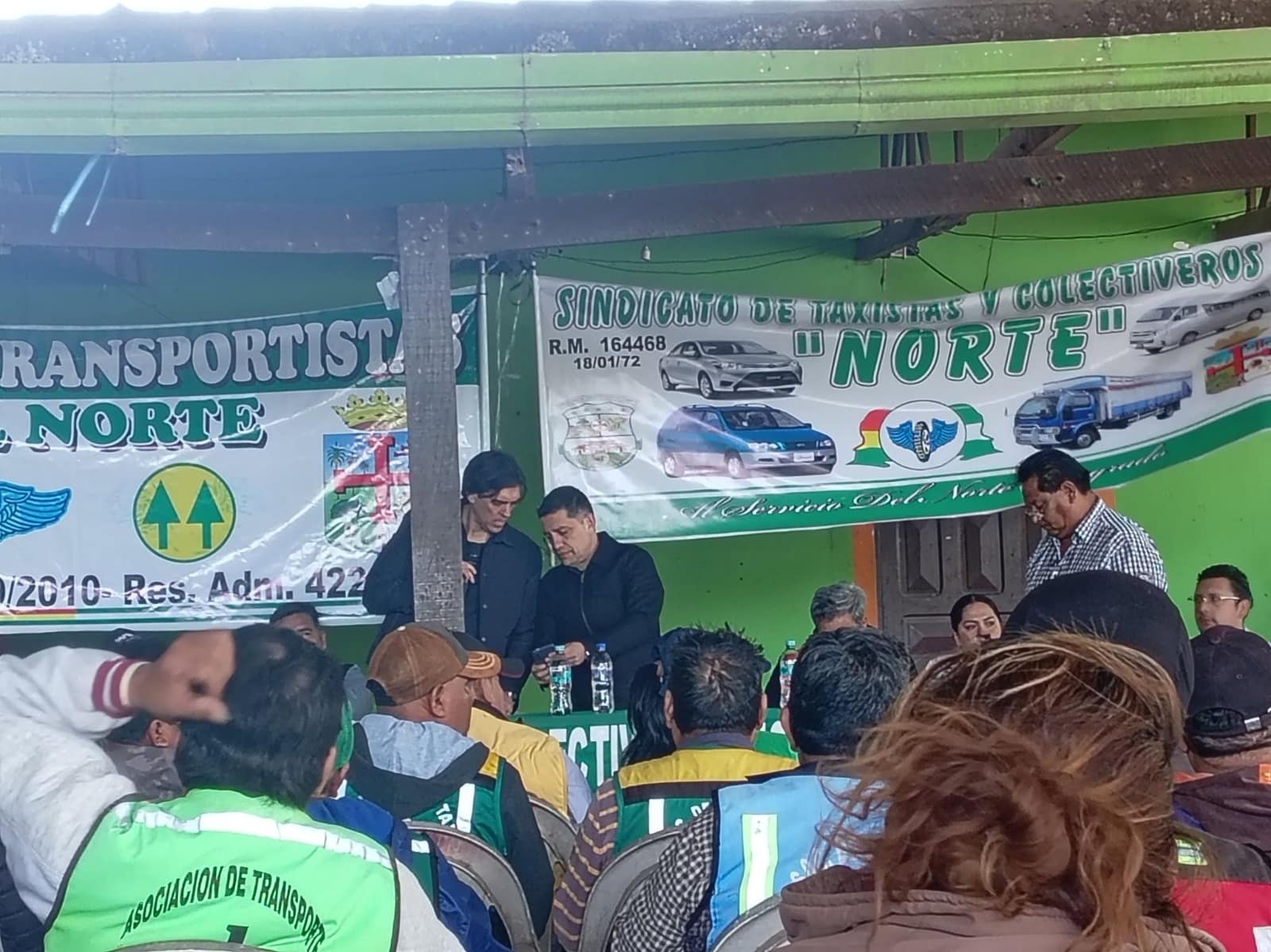 Gobierno y transportistas acuerdan abastecimiento de combustible y mantenimiento vial en el norte de Santa Cruz