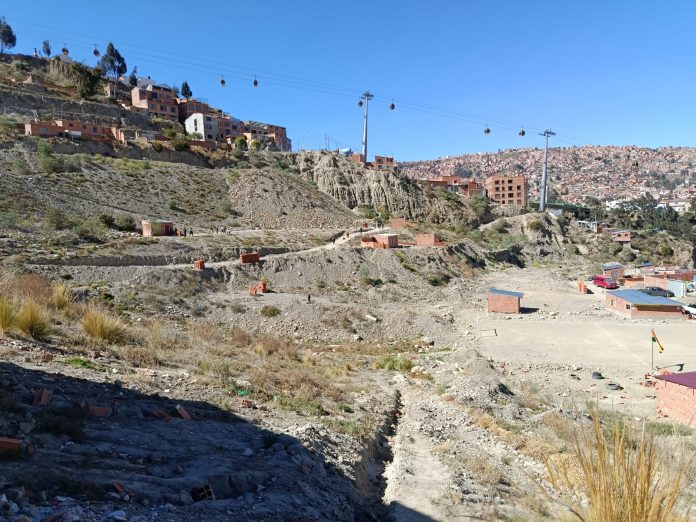 Alcaldía de La Paz evalúa acciones legales por edificaciones en zona de riesgo de Kantutani Bajo Foto: GAMLP