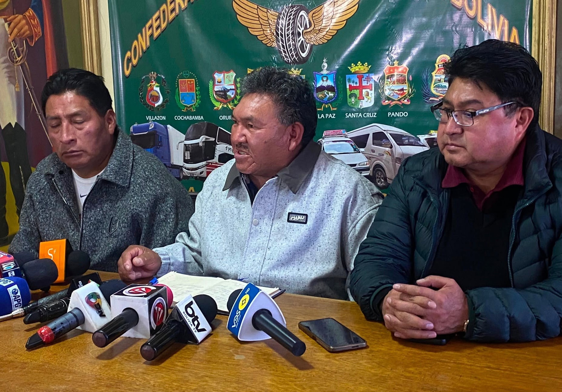 La Confederación de Choferes exige la abrogación del Decreto Supremo 5716 y amenaza con bloqueos Foto: Captura VOS TV
