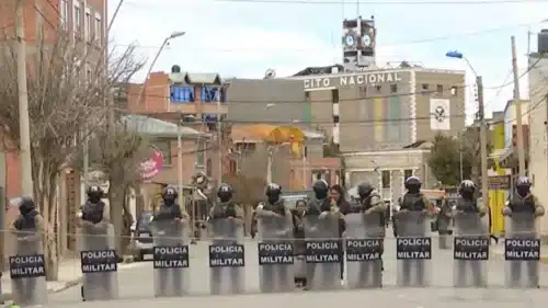 Hallan restos humanos en el Regimiento Bolívar de Viacha durante trabajos de demolición controlada Foto: Red Uno