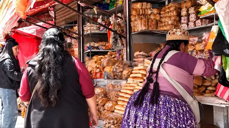 La venta de pan de batalla a un boliviano provoca protestas de los consumidores en La Paz