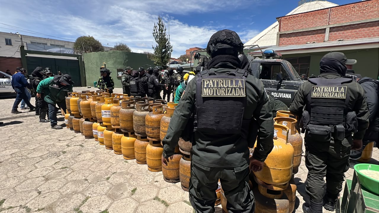 ANH y YPFB incautan 300 garrafas de GLP y 250 litros de combustible en la Terminal Interprovincial de El Alto