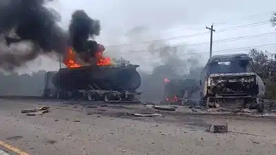 Evacúan a un conductor con quemaduras de tercer grado tras un choque de cisternas en la ruta a Camiri Foto: Red Uno