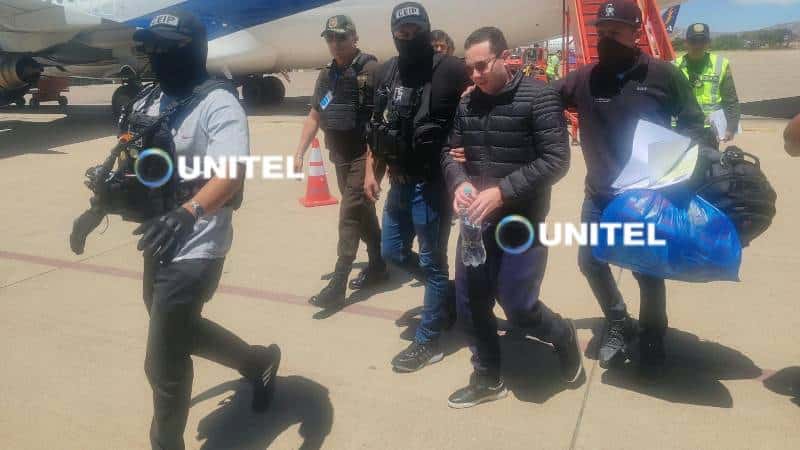 Difunden imágenes del traslado del exfiscal Alberto Zeballos al penal de máxima seguridad de El Abra Foto: UNITEL